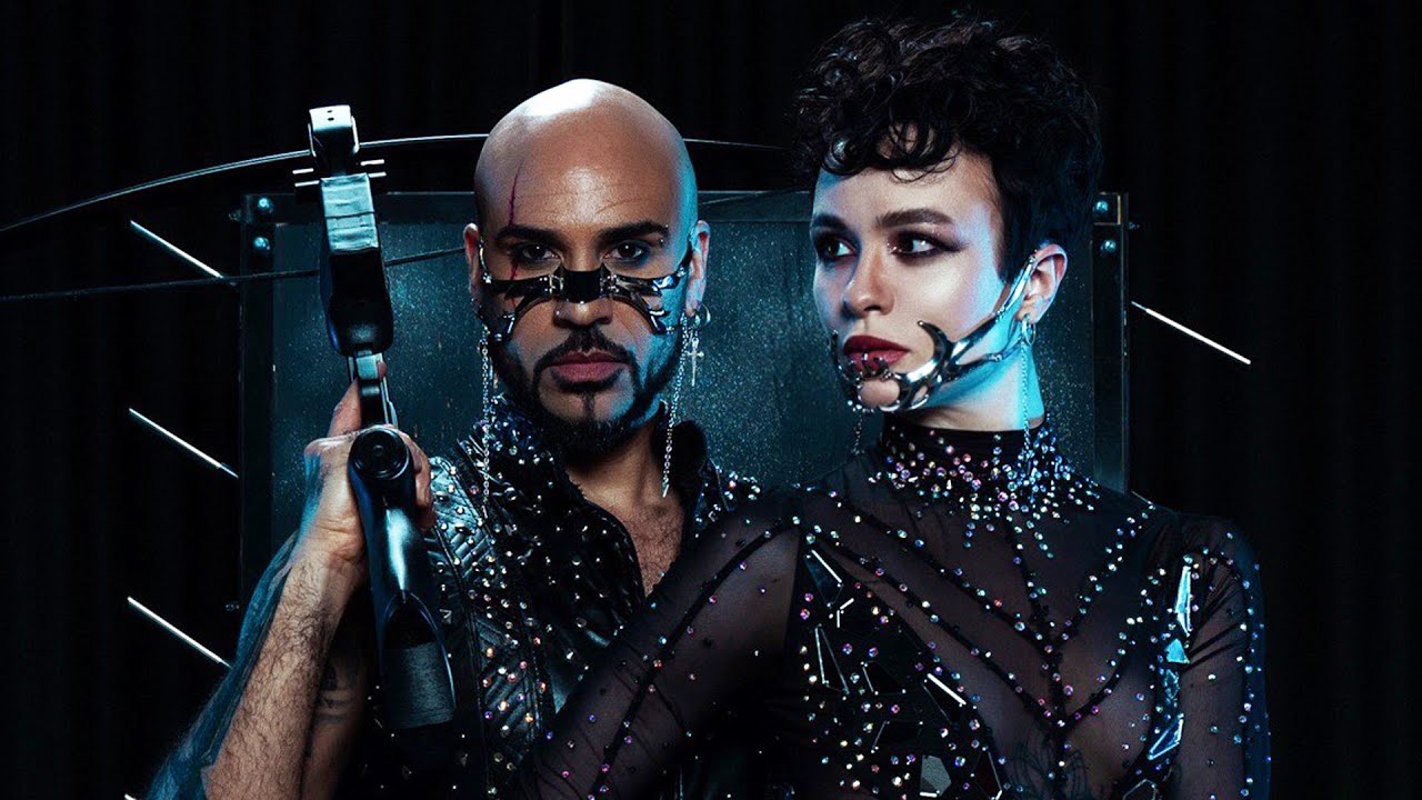 Knife Throwing & Crossbow Act: Tyrone Laner & Margo Tsarova's BLADE 2 BLADE Performance