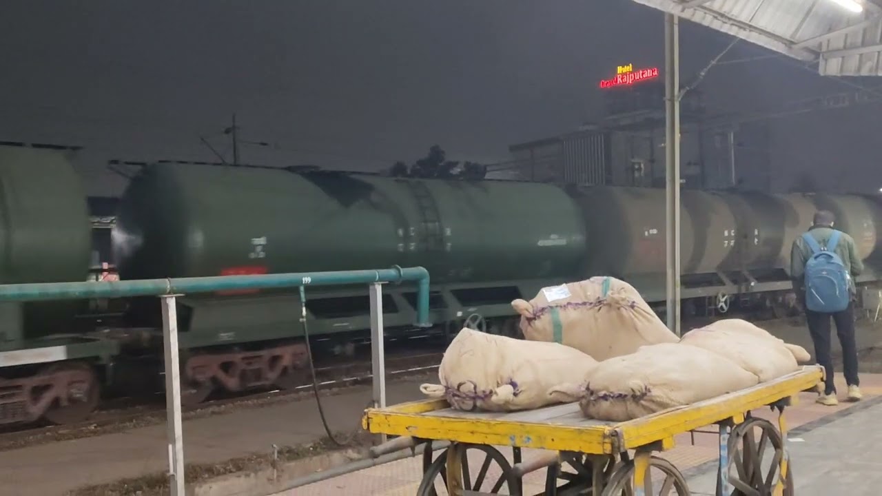 रायपुर रेलवे स्टेशन में प्रवेश करती मालगाड़ी
