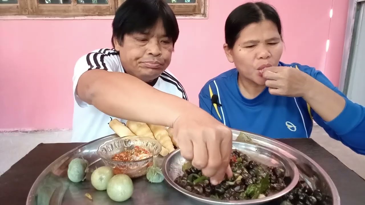 เอาะหอยขมใส่ผักหนามแซ่บ