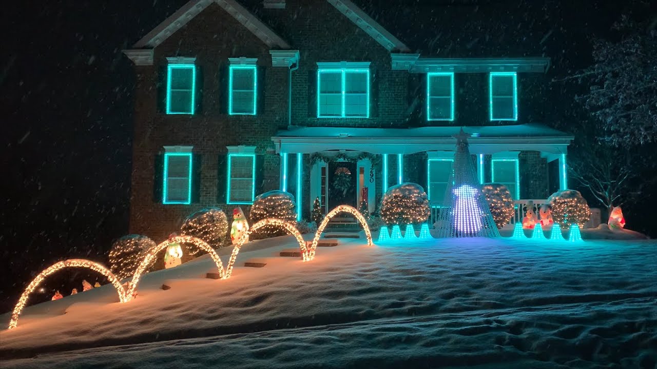 The Mandalorian Christmas Light Show, feat. BABY YODA (aka Grogu)!
