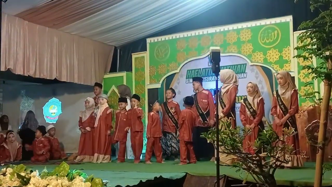 Pembagian hadiah Haflatul Imtihan pesantren Miftahul ulum