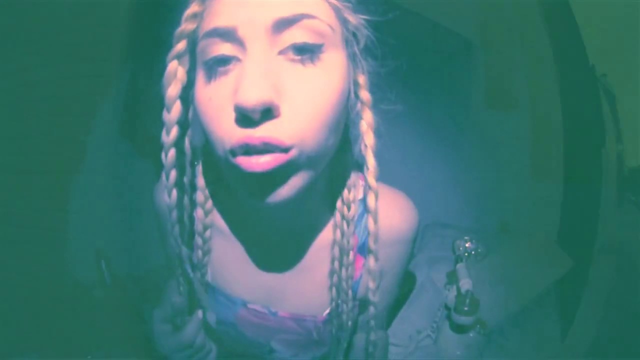 Table For Two Kali Uchis  Music vid&eacute;o