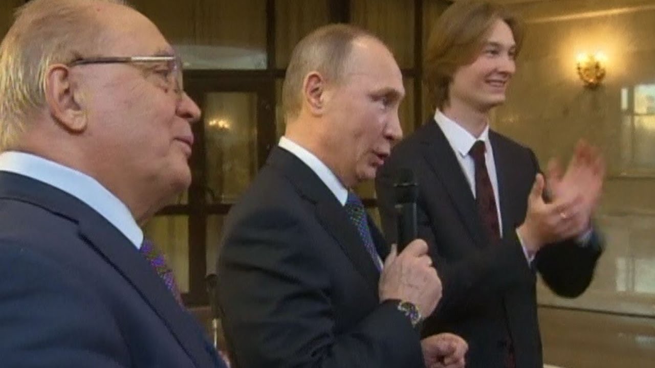 Путин поёт советскую песню о космосе вместе с российскими студентами