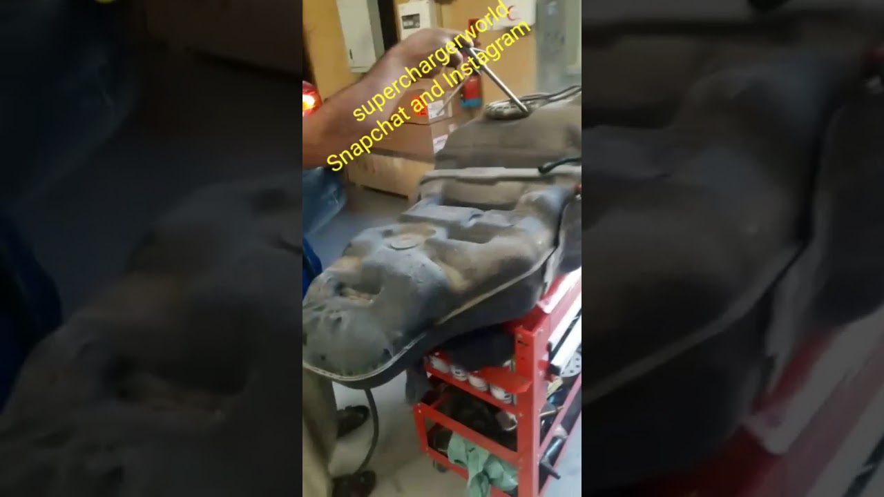 طريقة تغيير طرمبة البنزين حق لكزس ٥.٧٠