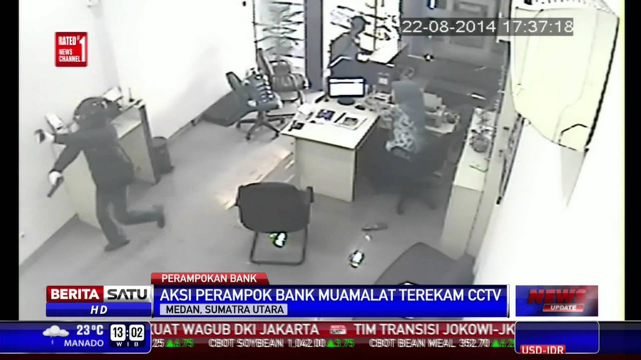 Aksi Perampok di Bank Muamalat Terekam CCTV