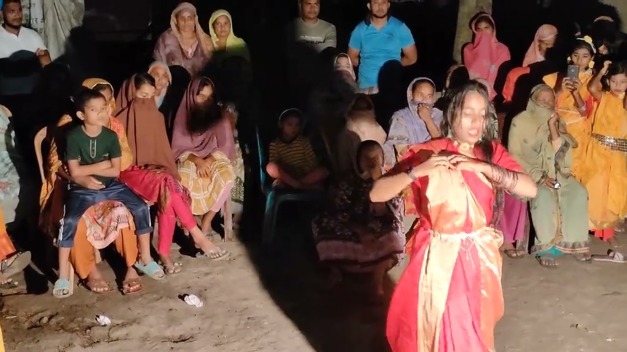 পাশের বাড়ির চ্যাংড়া পোলা প্রেম করিতে চায়।বিয়ে বাড়ির নাচ