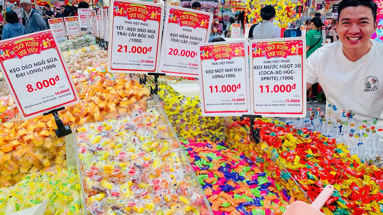 Hết Hồn SIÊU THỊ TẾT Đỏ Rực Mứt, Hạt Dưa, Điều, Chà Là, Kiệu, Lạp Xưởng 
