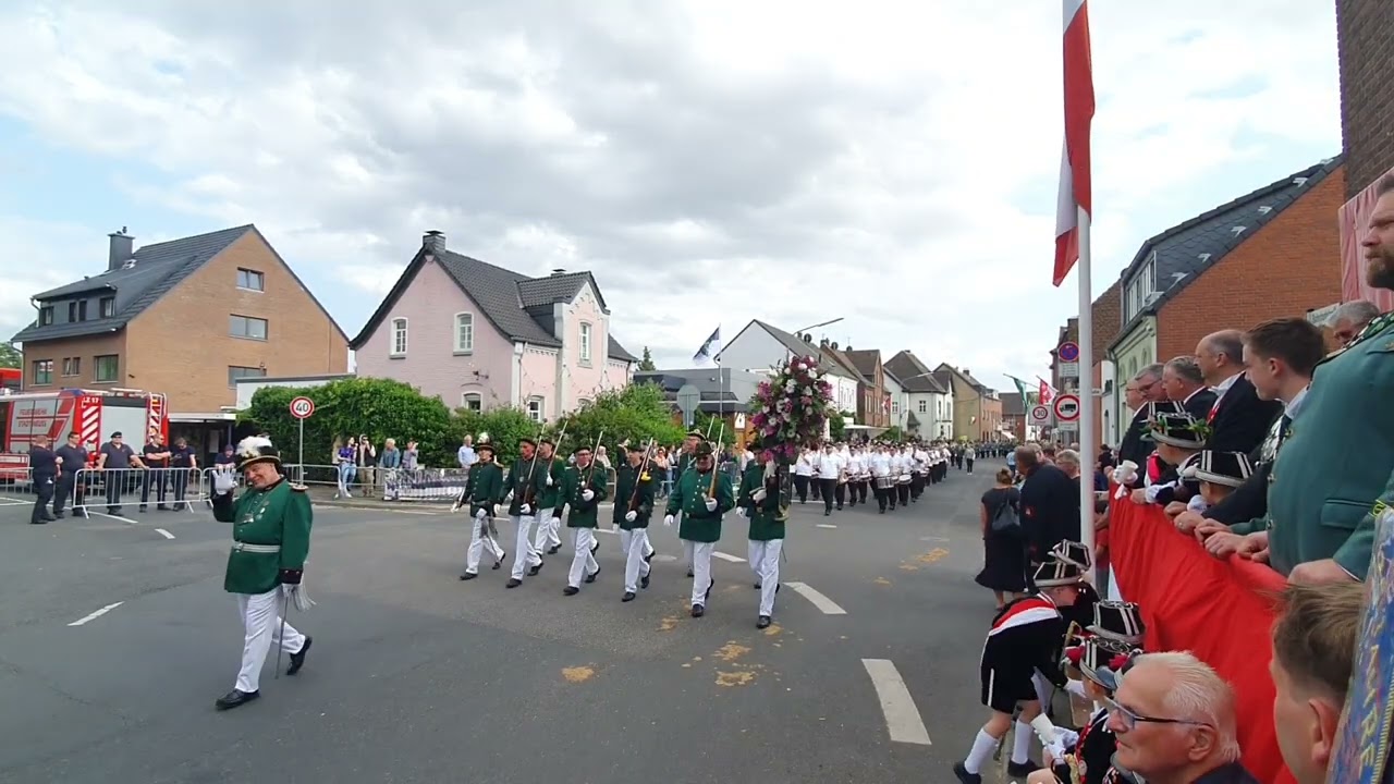Aufmarsch zur Parade am Montag, Schützenfest Neuss Holzheim 2023