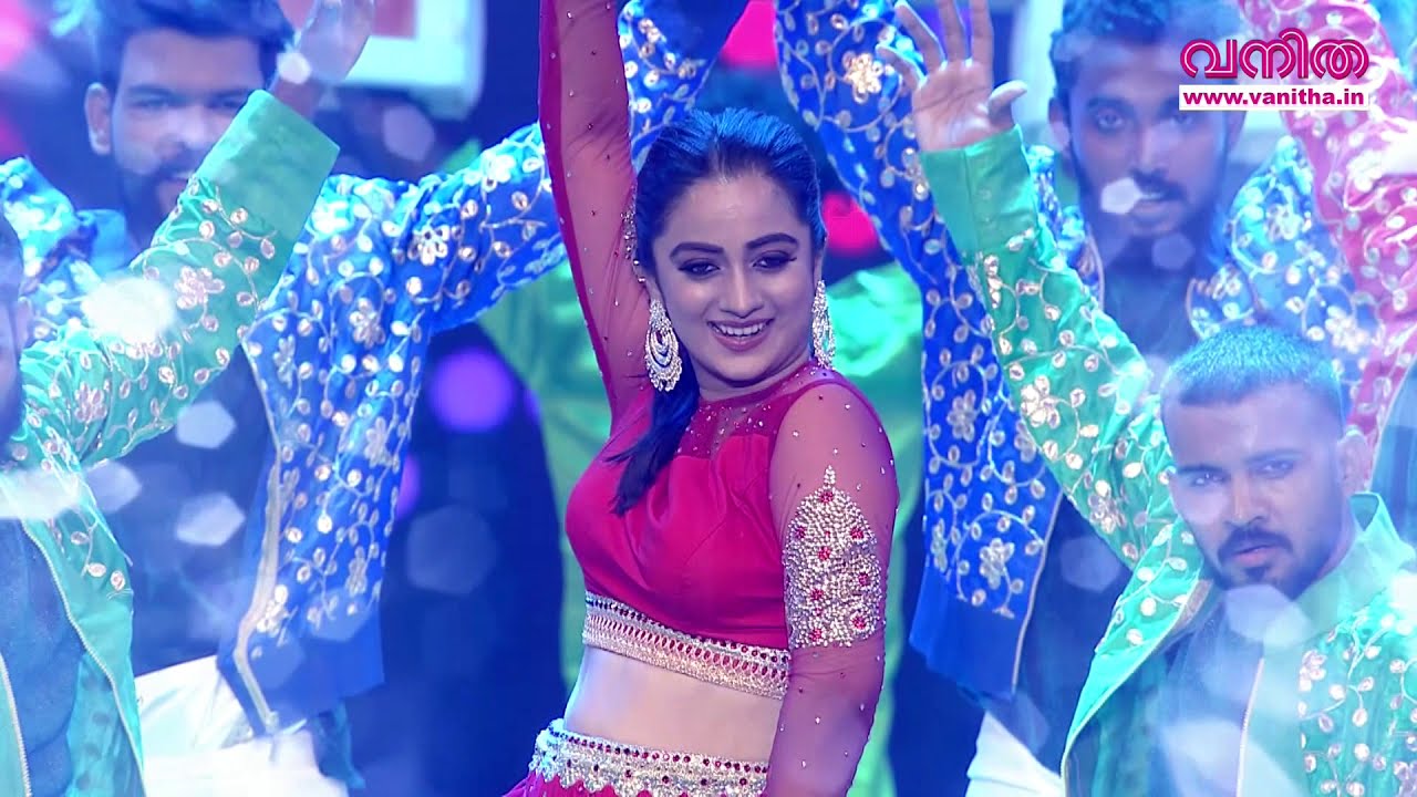 ചുവപ്പണിഞ്ഞ് താളത്തിലാടി Namitha Pramod | Vanitha Awards 2020 | Part 17