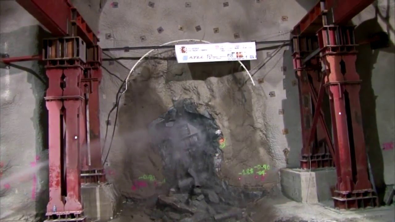 Tunnel Boring Machine - Tuneladora perforando monta&ntilde;a tramo final