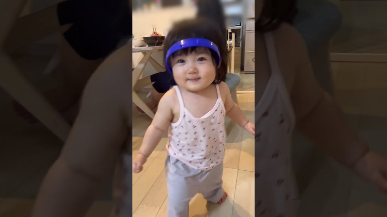 パパの急所を誤って攻撃した後に繰り返し謝罪する健気な1歳4ヶ月/Baby accidentally attacks father's weakness, apologizes profusely