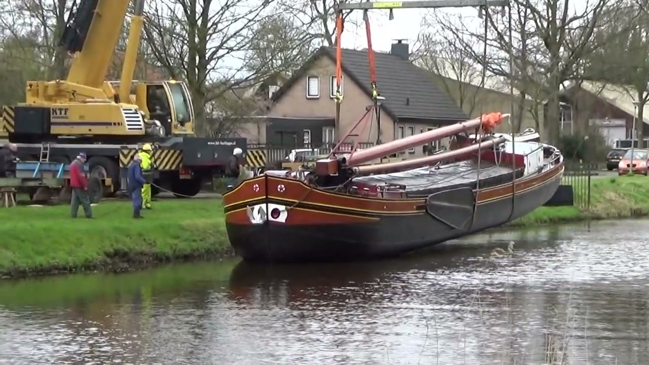 Turfschip te water in Dedemsvaart