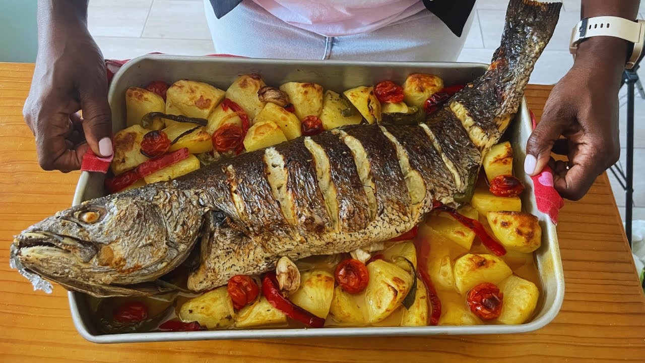 APRENDA A FAZER CORVINA ASSADO NO FORNO COM BATATAS