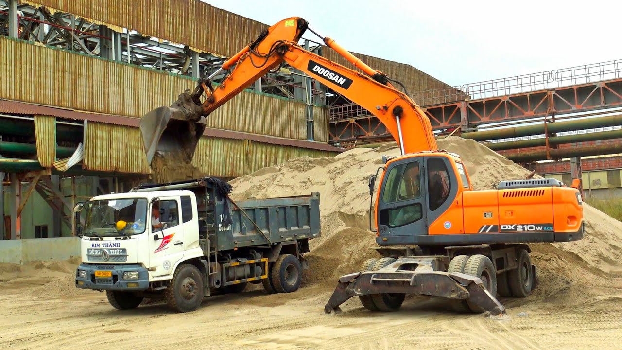 M&aacute;y X&uacute;c To DOOSAN DX 210W M&uacute;c Đất, Xe &Ocirc; T&ocirc; Tải Ben Chở V&agrave; Đổ Đất | Excavator Truck | TienTube TV