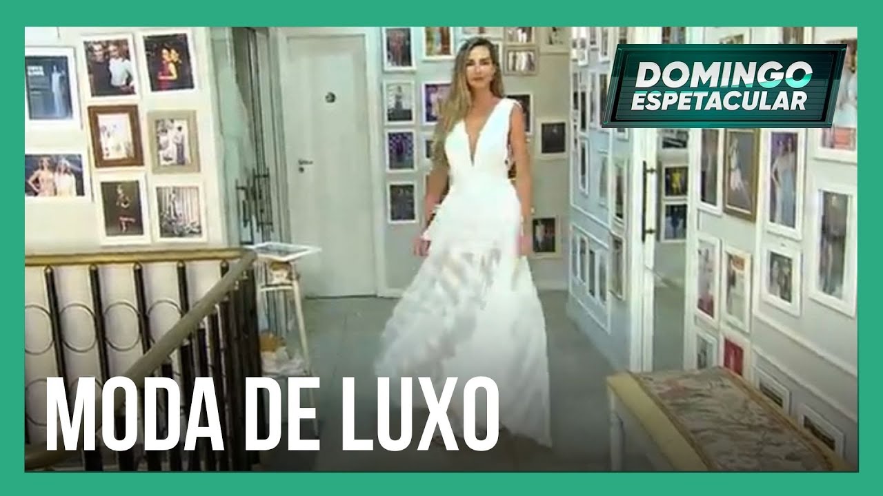 Mariana Weickert visita ateliê de luxo de estilista brasileira