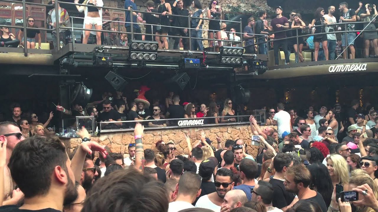 Joseph Capriati plays I Wanna Go Bang @ Amnesia Closing Party 2015