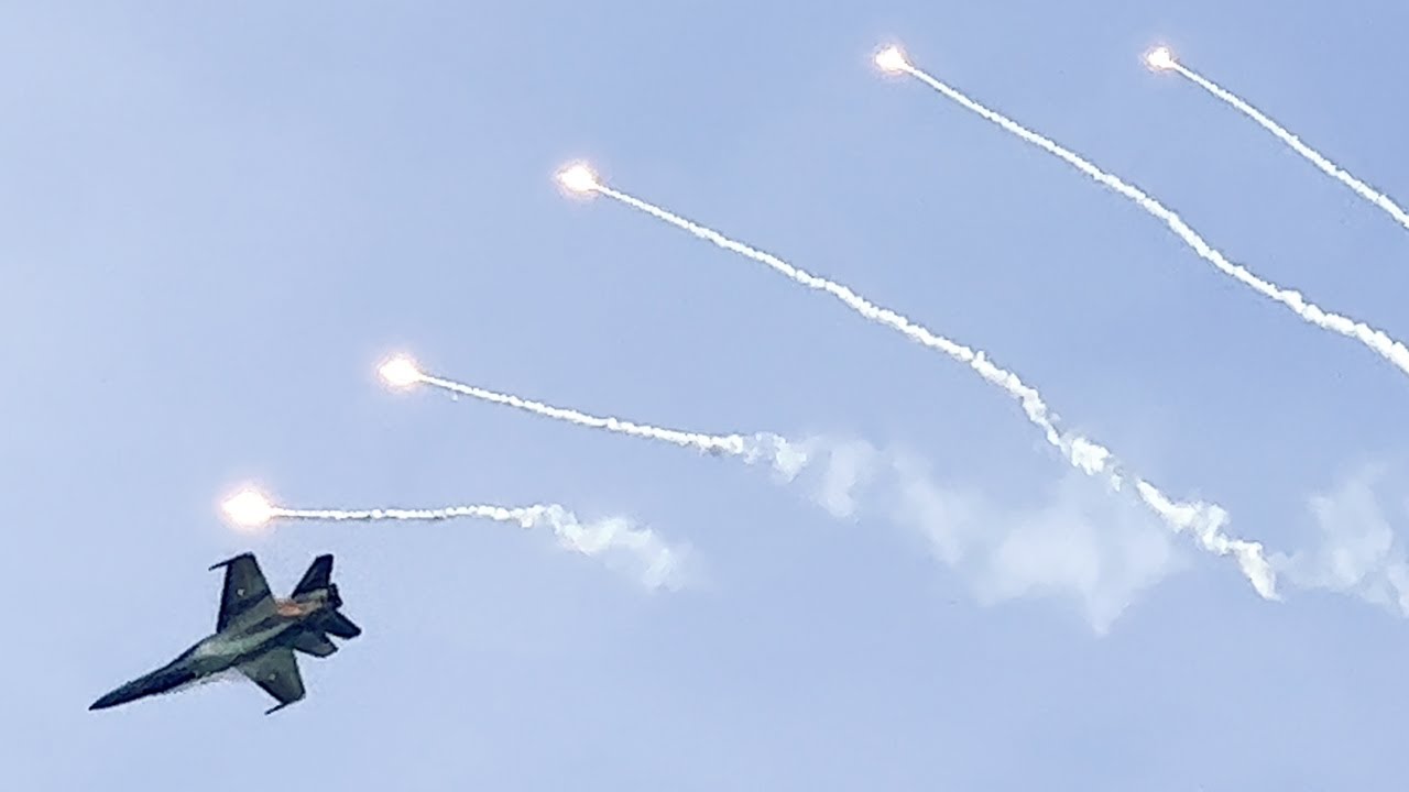 F/A-18 Swiss Hornet Display Team mit Flares 2023 in Cham 🇨🇭 Schweiz
