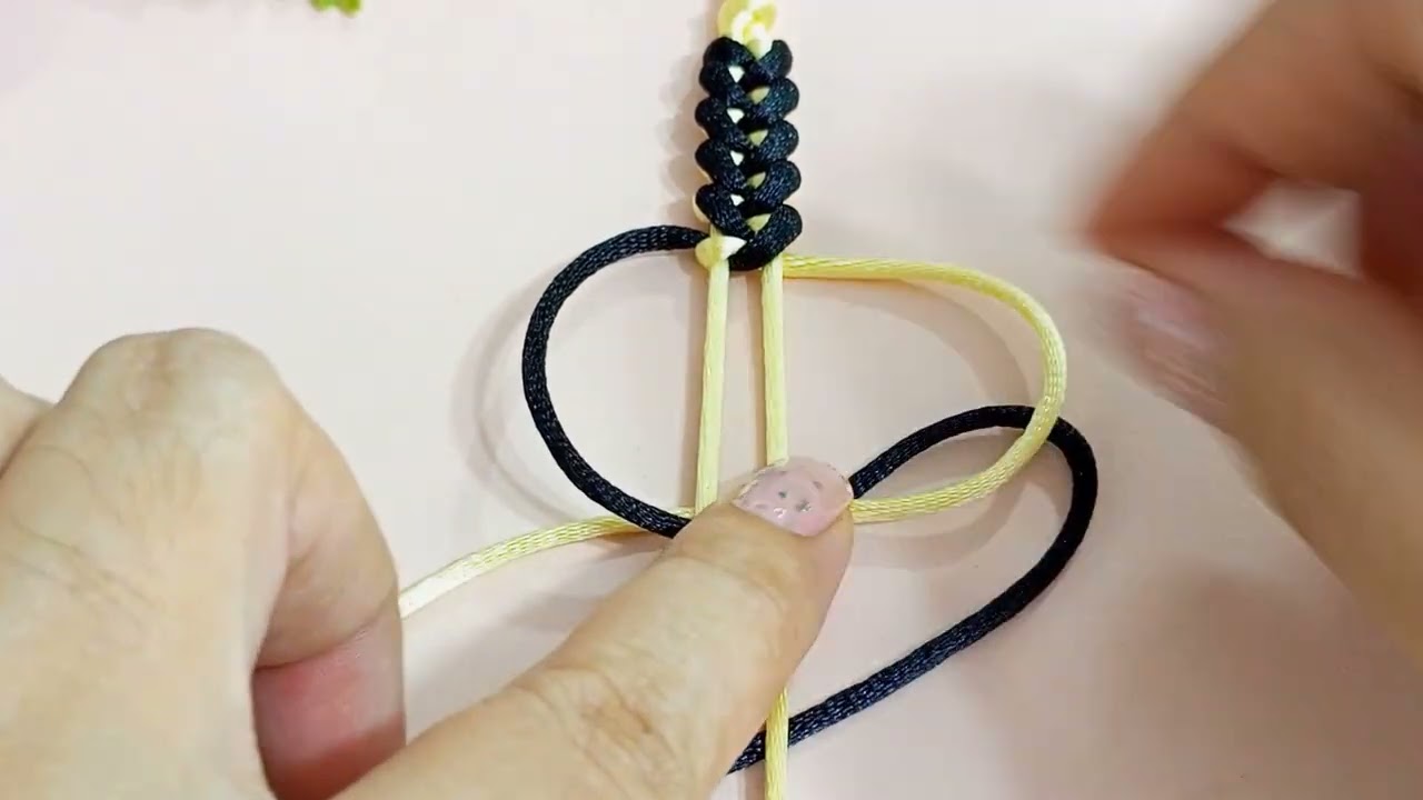 Genera dinero con Pulsera estilo garras en macramé friendship