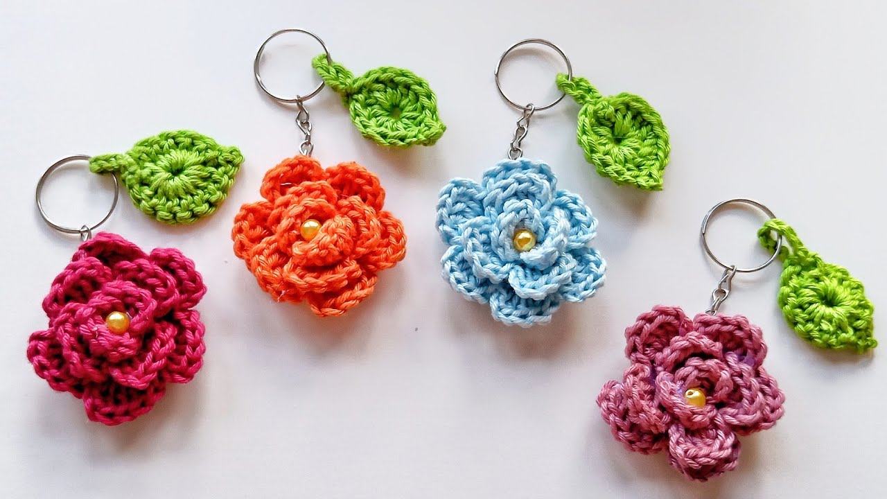 chaveiro de rosas de crochê 🧶 lembrancinha de crochê 🧶