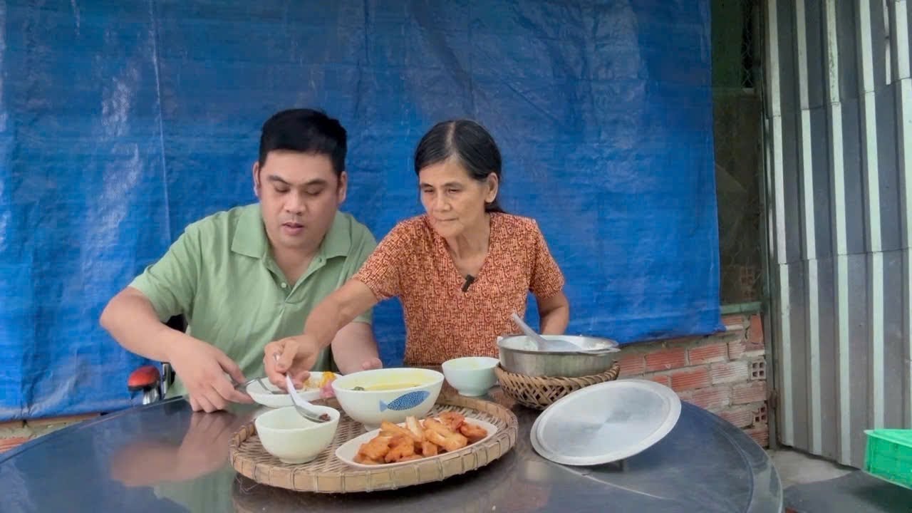 Mẹ trồng thêm dây bầu,Nấu bữa cơm chiều đạm bạc ấm áp tình mẫu tử nơi miền quê | Quê Nhà Còn Mẹ 