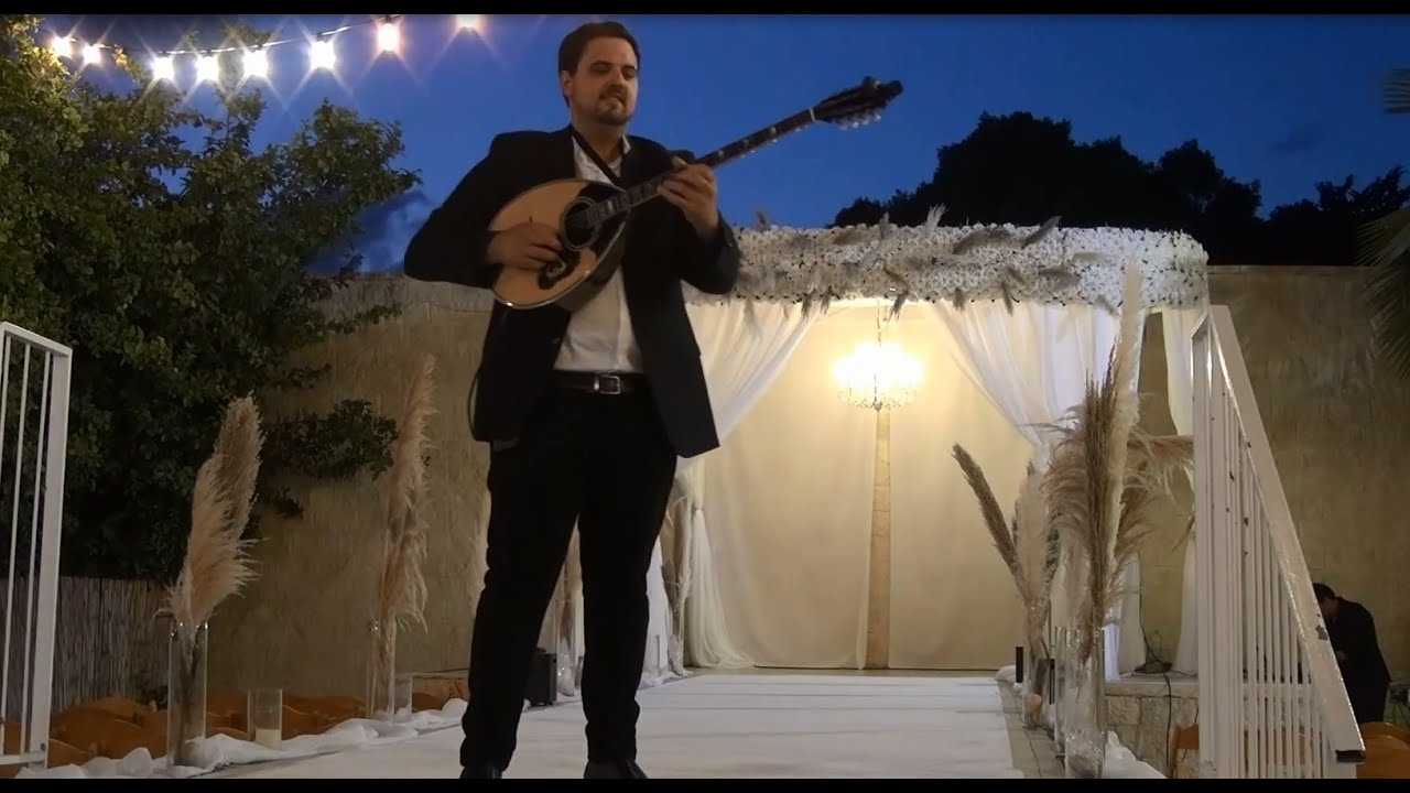 אלירן מוזס נגן בוזוקי -  הקולות של פיראוס Den axizi ton kopo