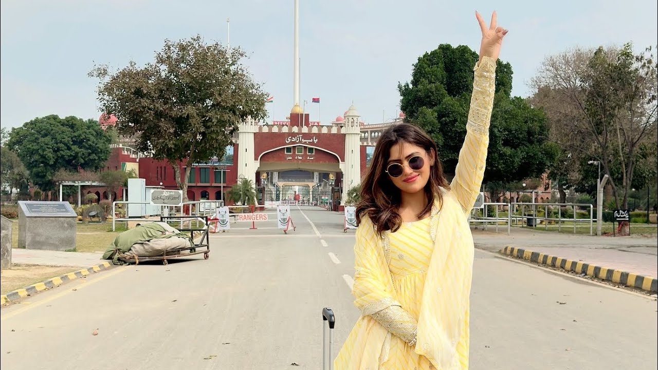 Charday Punjab Tu aai Kalli kuri Pakistan di sair nu ll Travel With Waqas Haider ll Raavi Kaur Bal