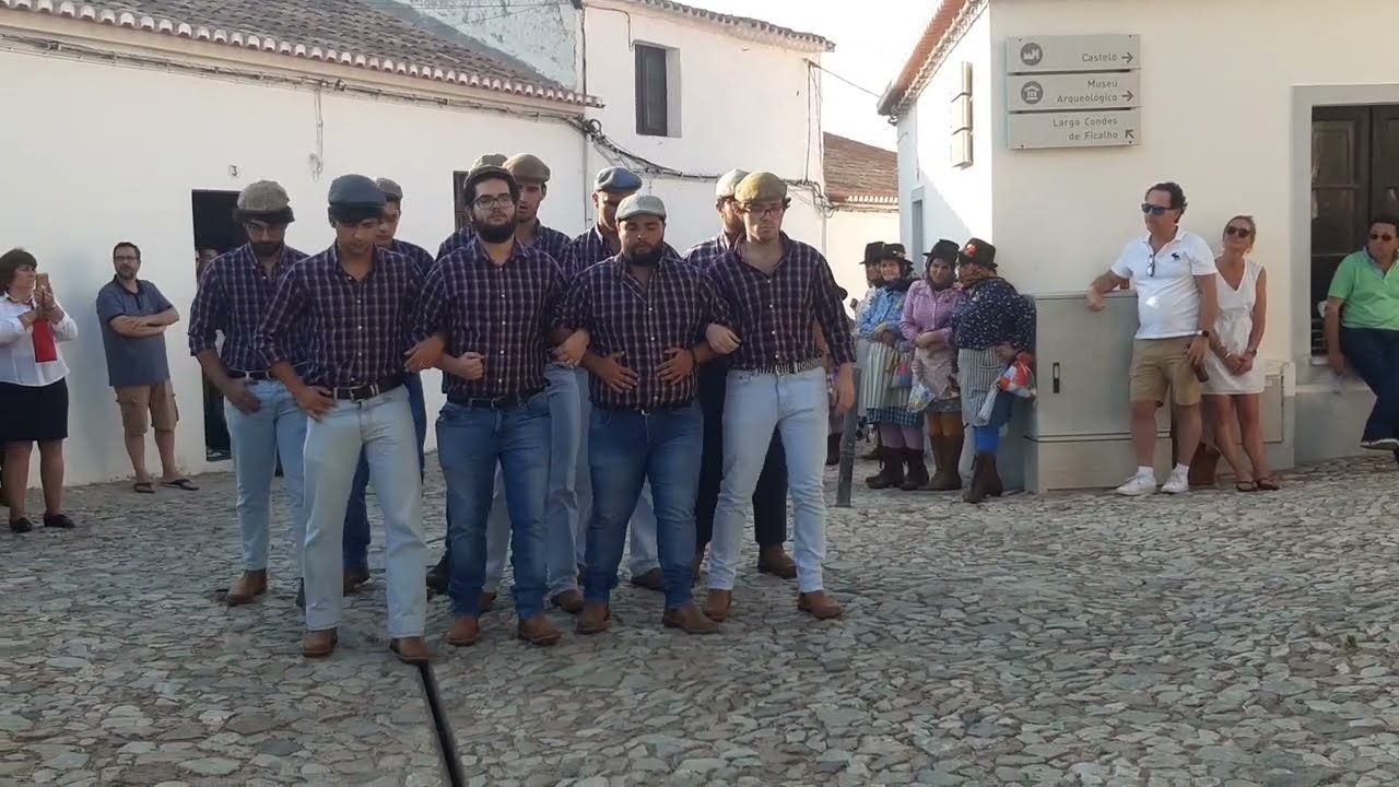 Moços do Penedo Gordo (Beja) - Ouvem-se os galos cantar
