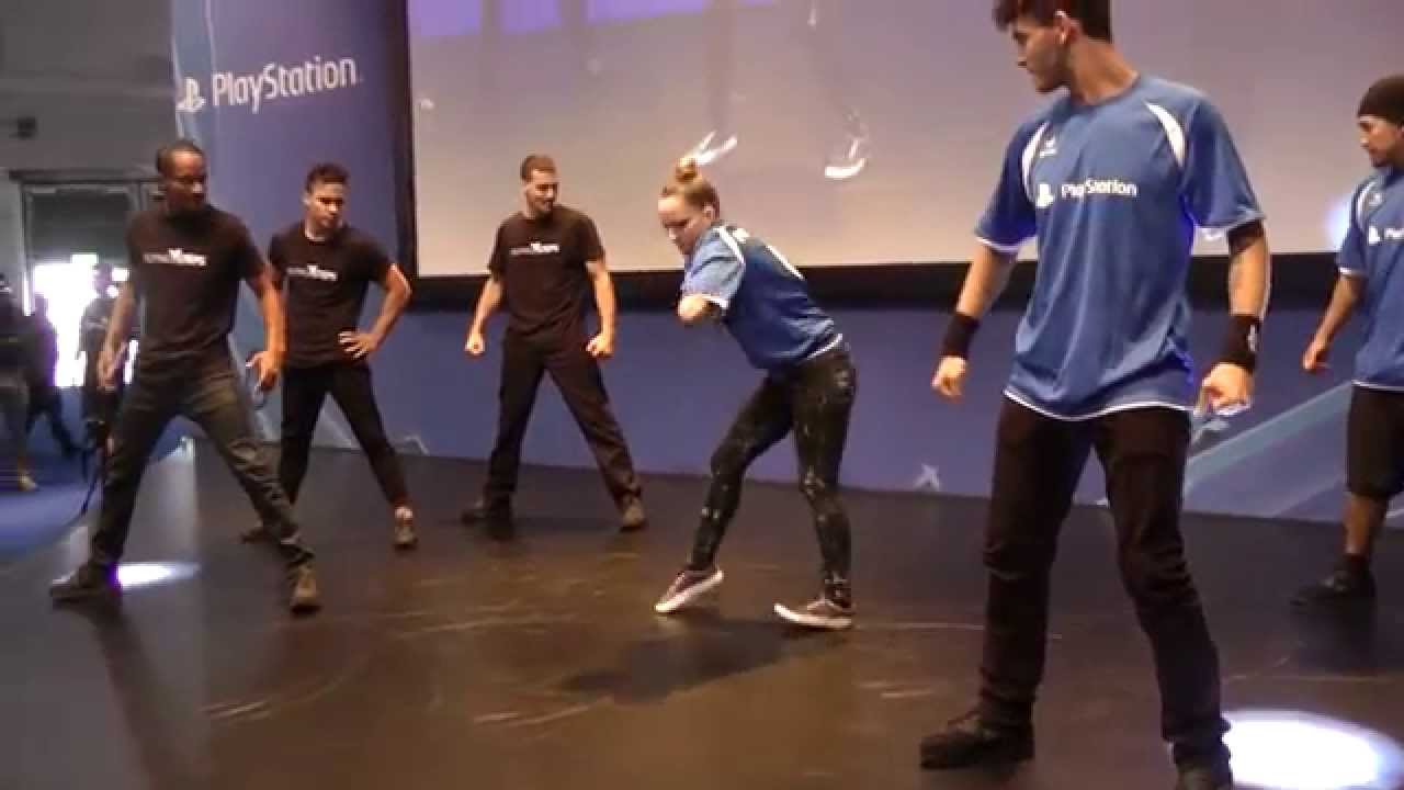 gamescom 2014 | Flying Steps #1 | Dizz it! Break-Dance Performace | Playstation | Sony