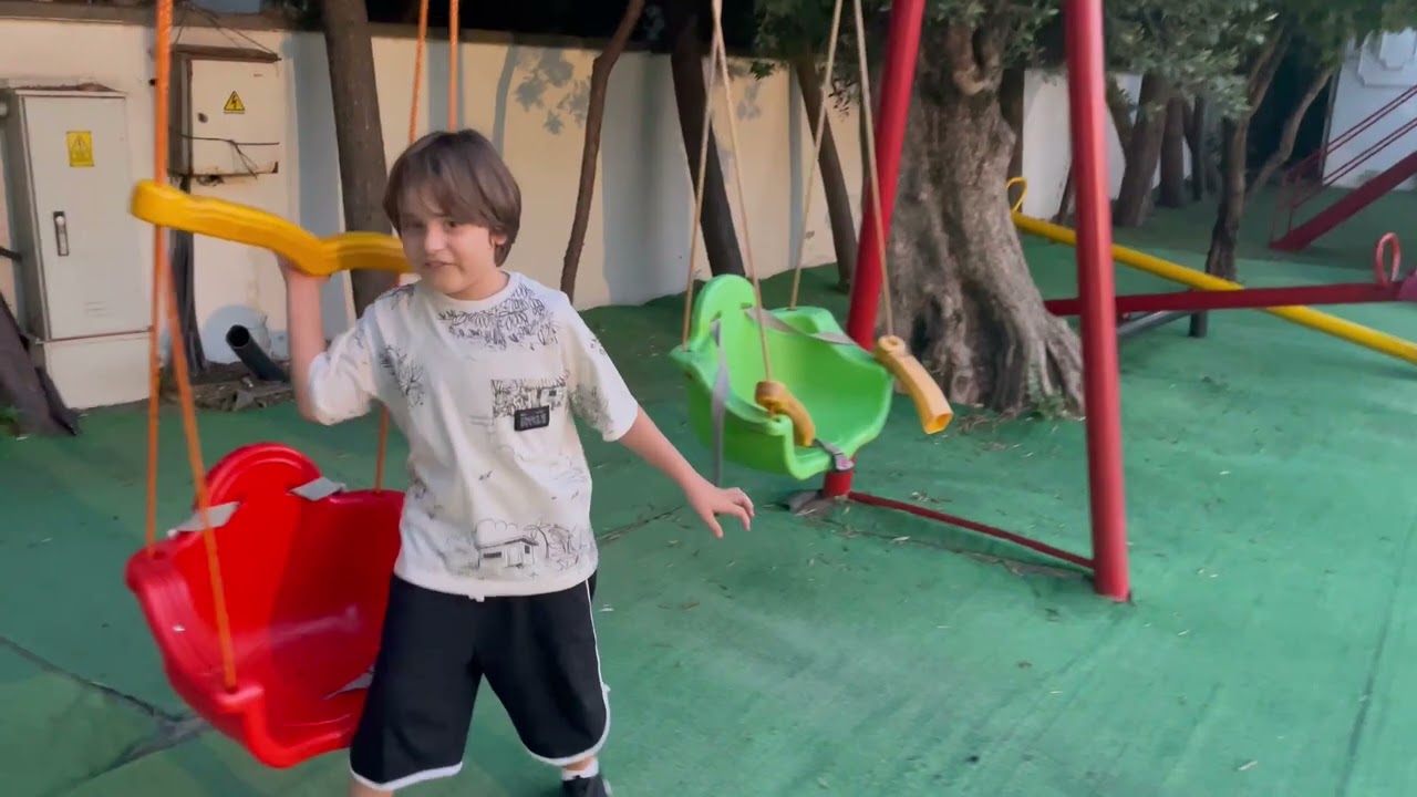 Yavruları olan anne köpek telaşla nereye koşuyor.Gittiğimiz parkta kırık salıncak vardı