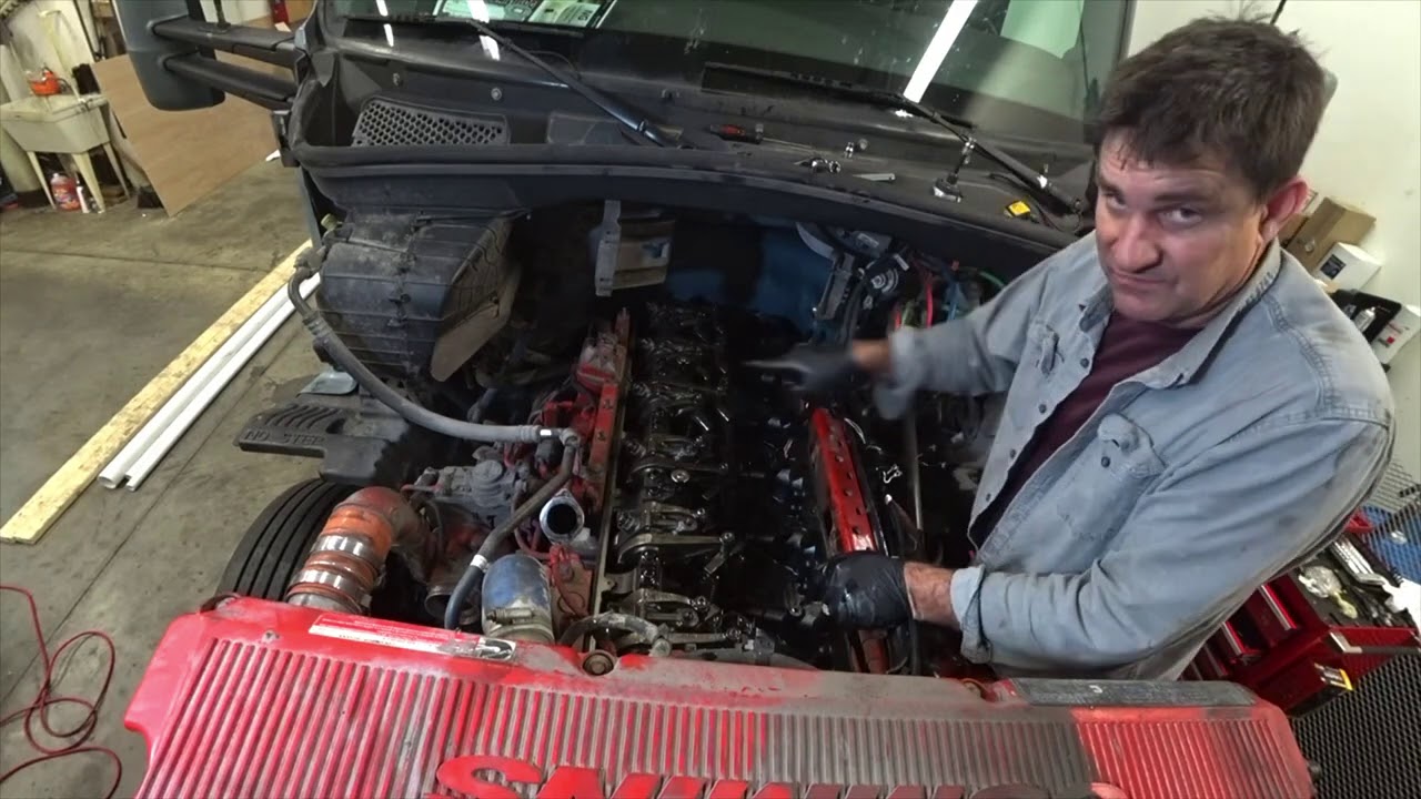 Ремонт грузовика, утечка охлаждающей жидкости через форсунки Kenworth T680 ISX15 Cummins 2020/165