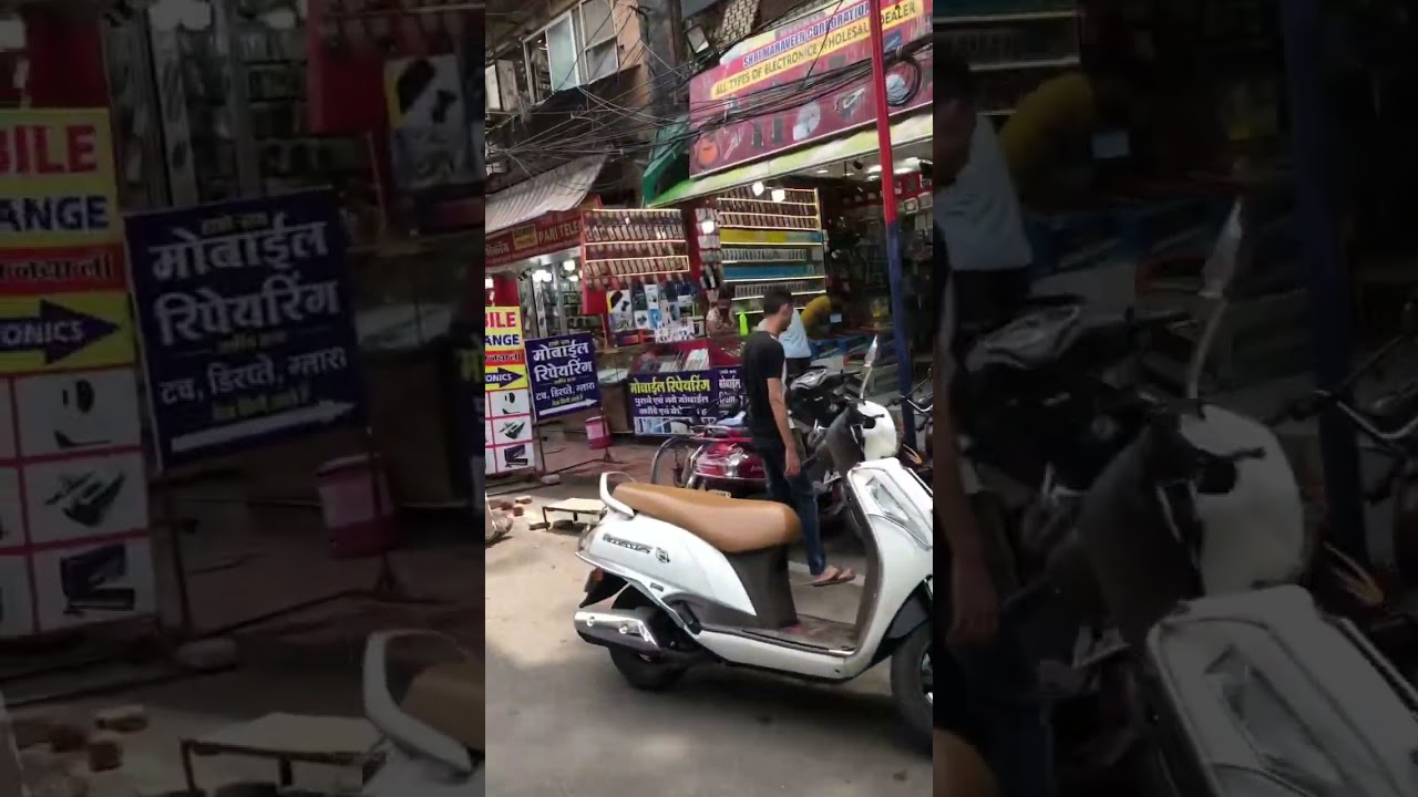 Navelty market indore ( indore ka chor bajar)doston Yha per bhut saste dam mein mobile shi kiye jate