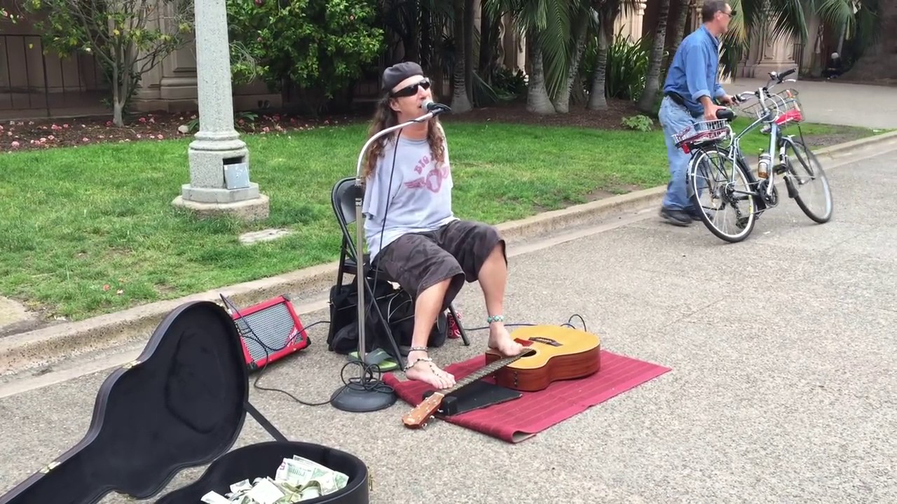 incroyable guitariste qui joue sans bras
