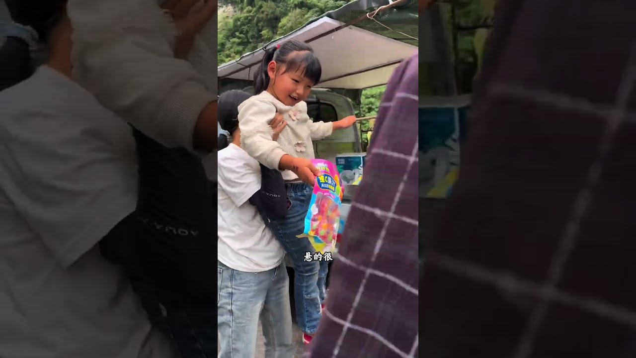 小时候没钱买零食的日子、我们在农村乡间小路乱跑、一颗糖就能开心一整天、长大后、生活的压力如泰山压顶、看到这些熟悉的童年小零食、仿佛回到了小时候#我的乡村生活 #抖音新农人 #vlog十亿流量扶持计划