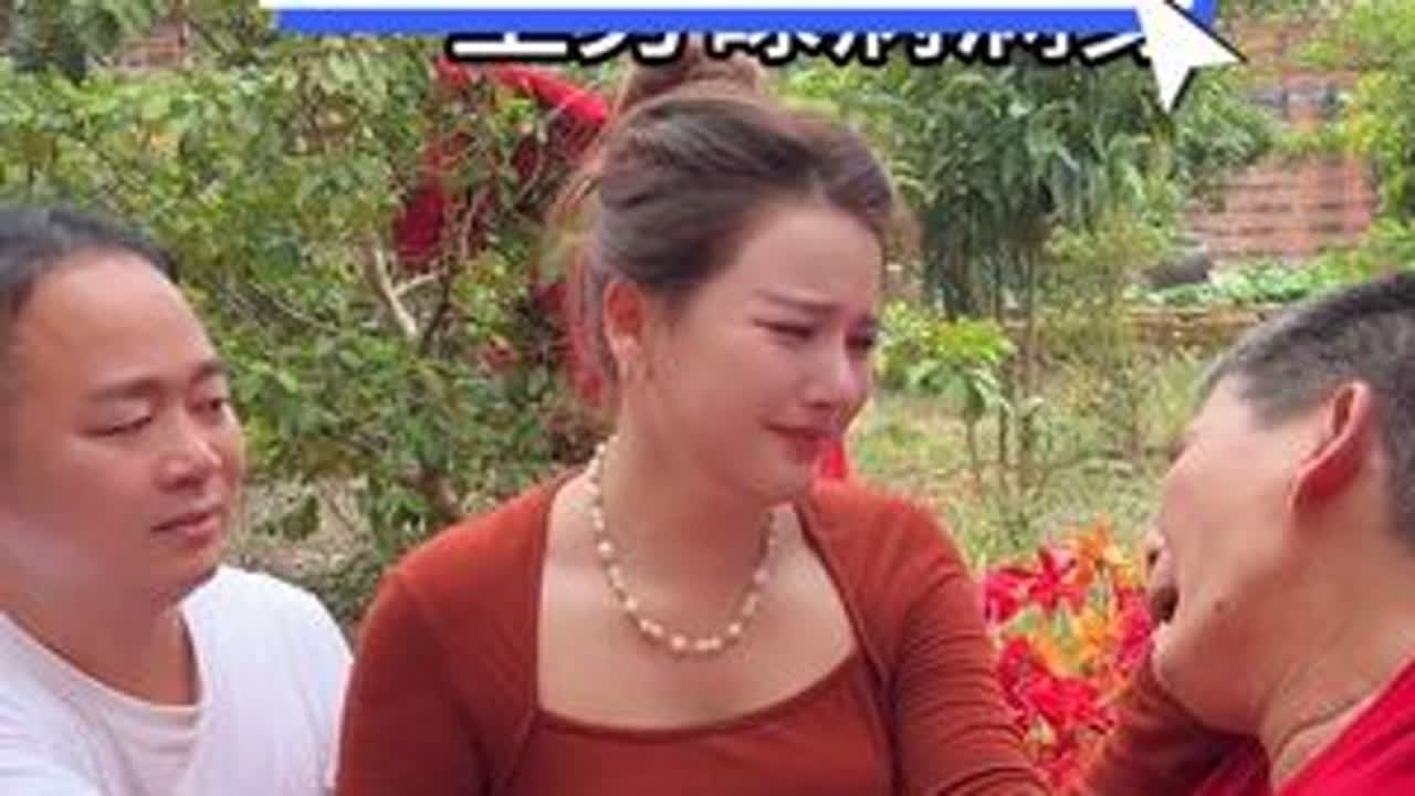 今天我妈生日，我们几兄妹站在她面前，就想给她行个“十跪爹娘”的礼。一跪她18岁远嫁，从广西到广东的不容易；二跪她听不见却把六个娃拉扯大的辛苦，三跪她嚼着咸菜，却把肉全夹给我们的疼。她坐在椅子上，...