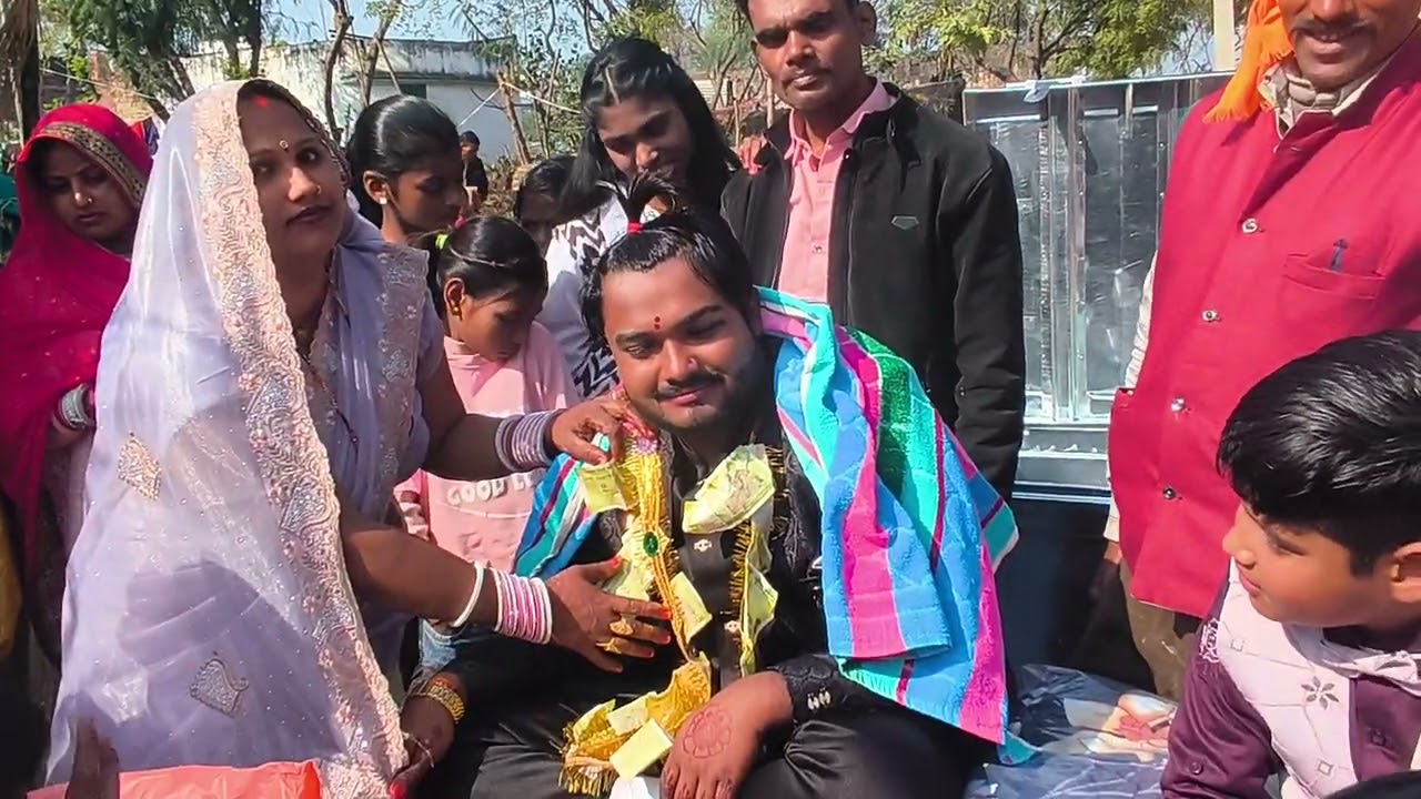 दूल्हे को सजाते समय