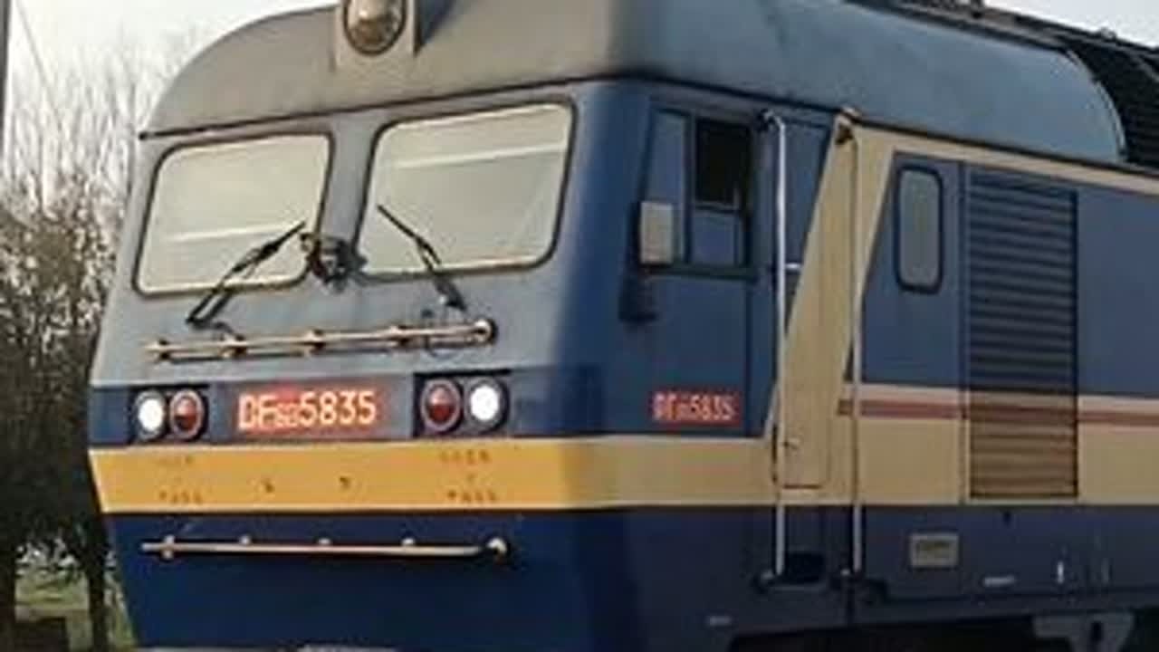南大道口拍车 【2024.11.01】中铁十五局DF8B5835牵引国能敞车通过益羊线南大道口#铁路摄影  #中铁十五局 #DF8B #益羊铁路 #内燃机车永不落幕