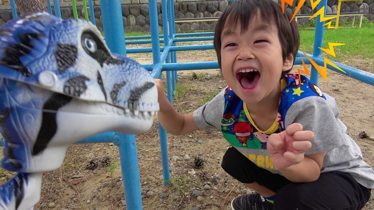 公園に恐竜？！最後は仲良く遊んだよ！Play with dinosaurs！レオスマイル