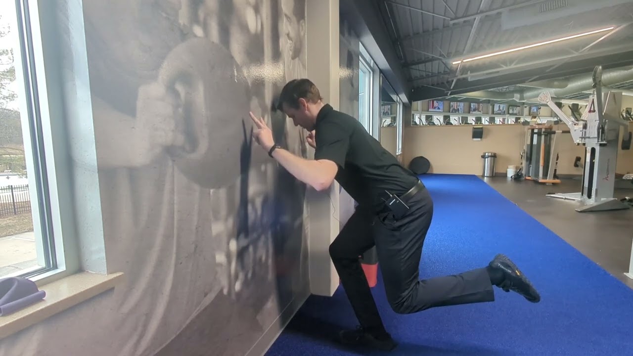 CSC: Single Leg Squat Hold with Wall Assistance