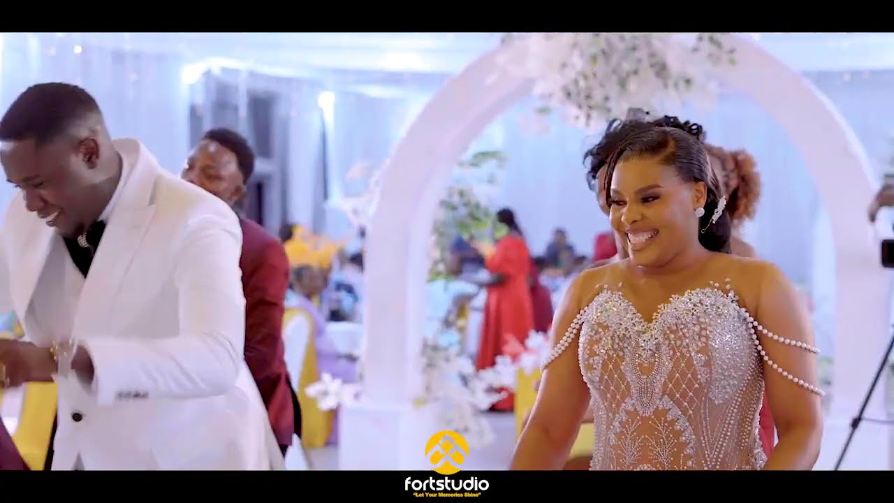 CHEKI MZUKA WA MAHARUSI WAKIINGIA UKUMBINI SIKU YA HARUSI YAO