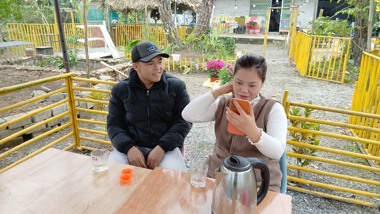 Cuong bought flowers and necklaces for Uyen. Nhan's single life takes a new turn