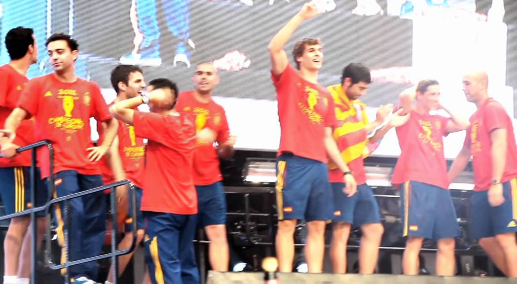 Cali & El Dandee y David Bisbal interpretaron junto a los tricampeones 