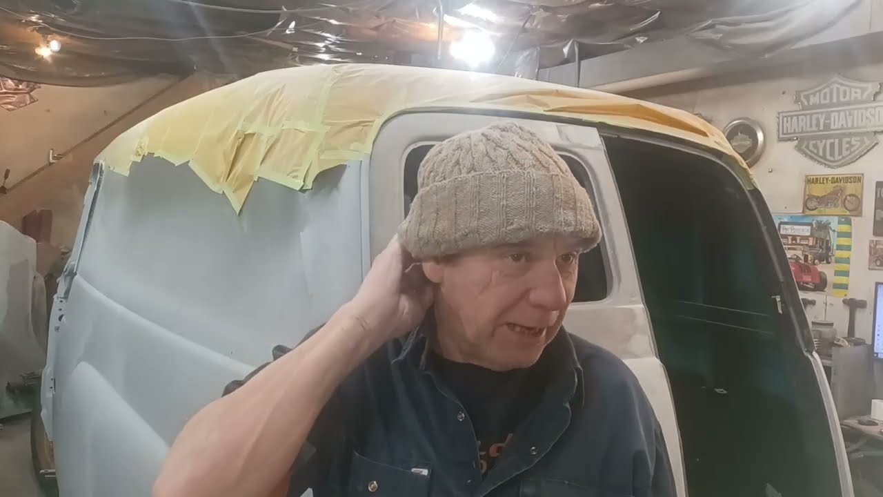 Грузовик Dodge Panel Truck 1956 года выпуска... Финальная шлифовка задних крыльев и грунтовка вну...