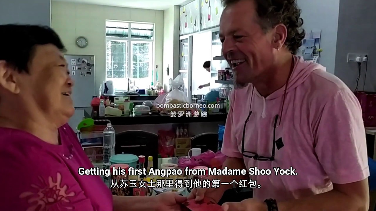 French Couple Celebrating Chinese New Year In Triang Pahang Malaysia. 法国夫妇在彭亨直凉庆祝农历新年