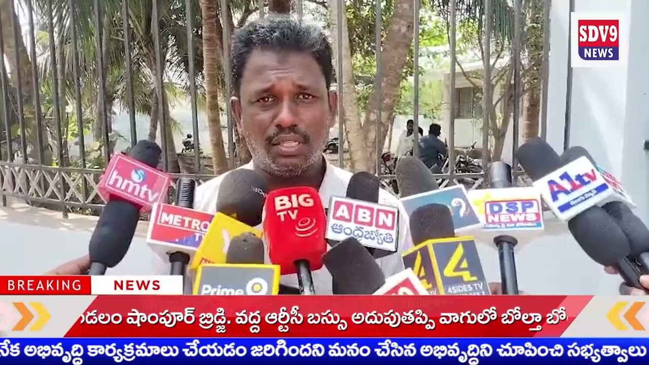 పెనుమల్ల గ్రామస్తుడు గుత్తుల వెంకటేశ్వరావు తన పొలంలో  అన్యాయంగా కొబ్బరి చెట్లు కాయలు దొంగలించారు.