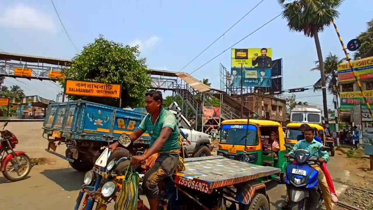 Gateman Struggle Heavy Traffic Jam Rail Road : Dangerous Speedy Train Moving Deadly Aggressive Speed