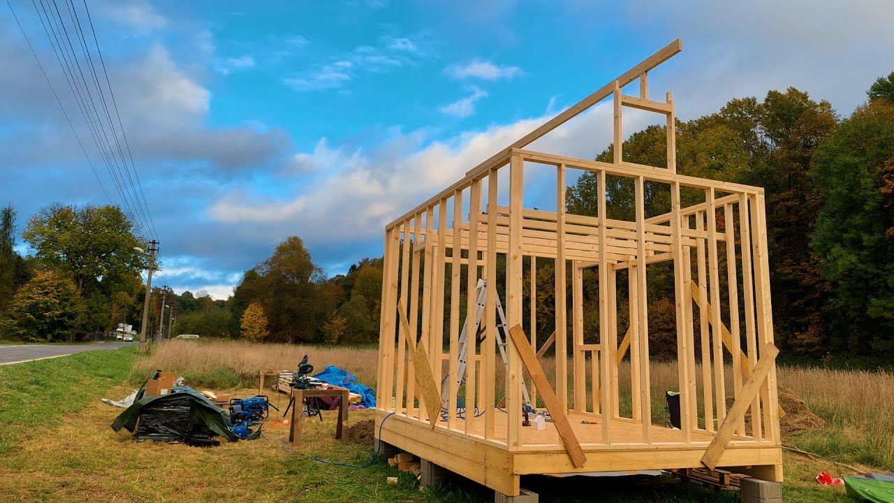 Tiny house 2. den, všechny 4 stěny postaveny