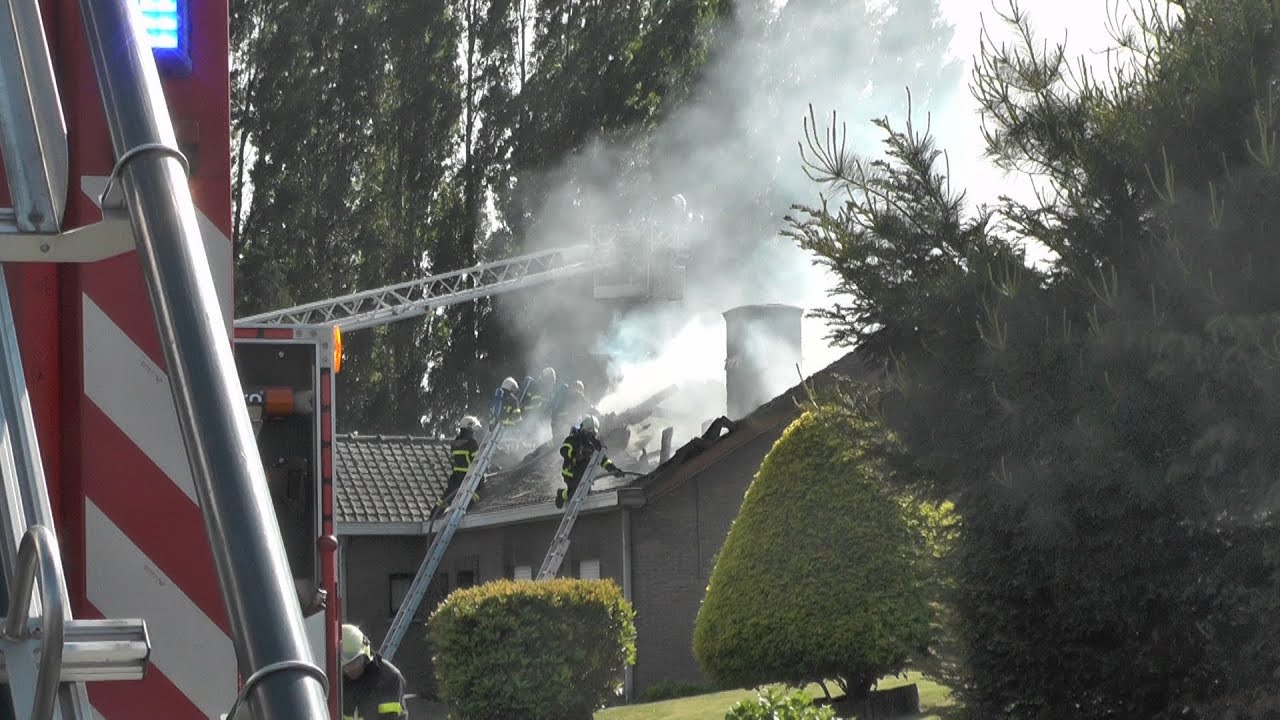 Fikse brand legt zolder in de as Weidestraat Evergem