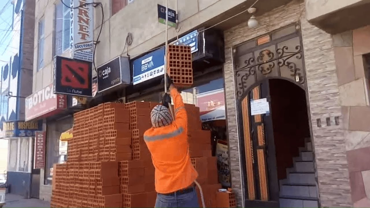 ASÍ SE SUBEN LADRILLOS A UN CUARTO PISO USANDO POLEAS