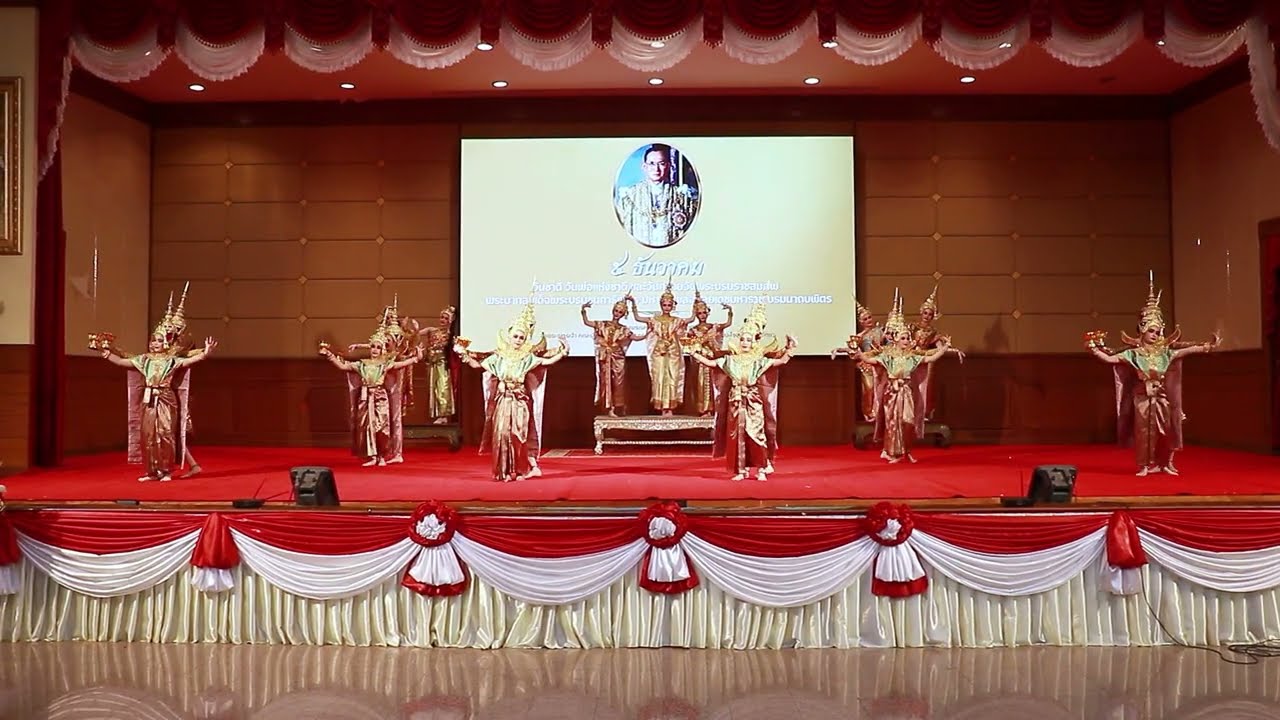 ศุภสตรีเทวานาฏ อภิวาทองค์ภูมิพล