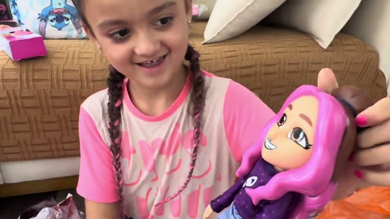 MUDOU TUDO! 😱 Abrindo meus presentes de 6 anos! (Ela agora gosta de roupa?) 👗🎁